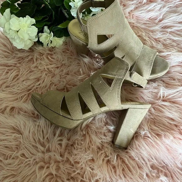 Naturalizer etta shop sandal